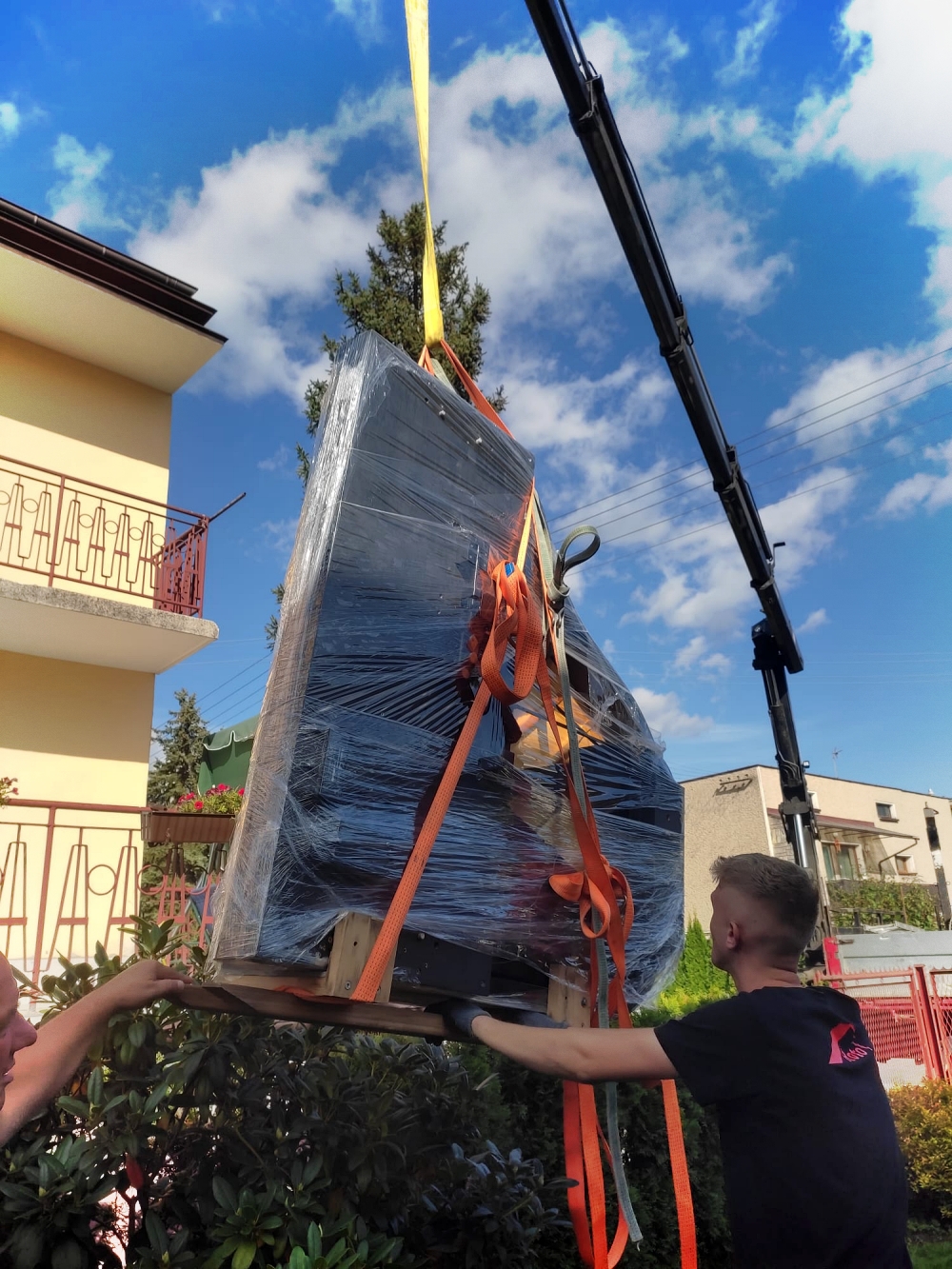 Transport fortepianu dźwigiem przez okno — Gdańsk, specjalistyczny sprzęt PianoTrans